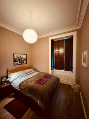 Central Room In Historic Tenement Near Old Town - room in house with host